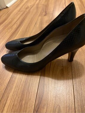Anyi Lu Classic Black Snake-Embossed Leather Pumps - Women's Heels